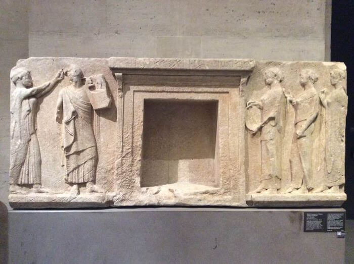 Το Μουσείο της Θάσου παρέλαβε τα εκμαγεία από τρεις ανάγλυφες μαρμάρινες πλάκες της διόδου των θεωρών ΘΑΣ0Σ ΛΟΥΒΡΟ4
