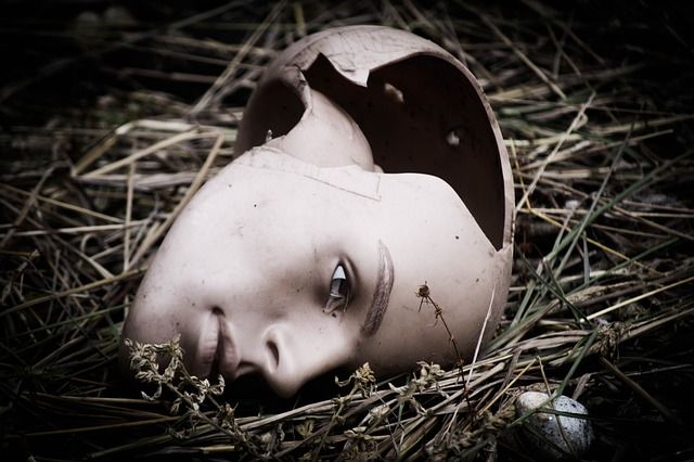 Η Σιωπή των Ταγών | Του Άρι Ασσαριωτάκη Broken head art
