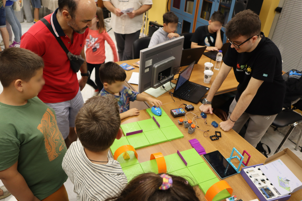 Το Sparmatseto Robotics συμμετείχε και φέτος στην πολύ πετυχημένη Mediterranean Researchers’ Night (Βραδιά του Ερευνητή). Erevnitis 02